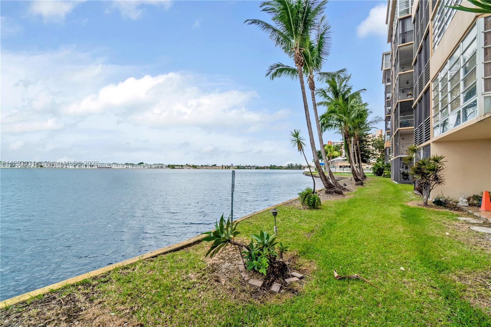 ROYAL BAHAMIAN WEST - Residential