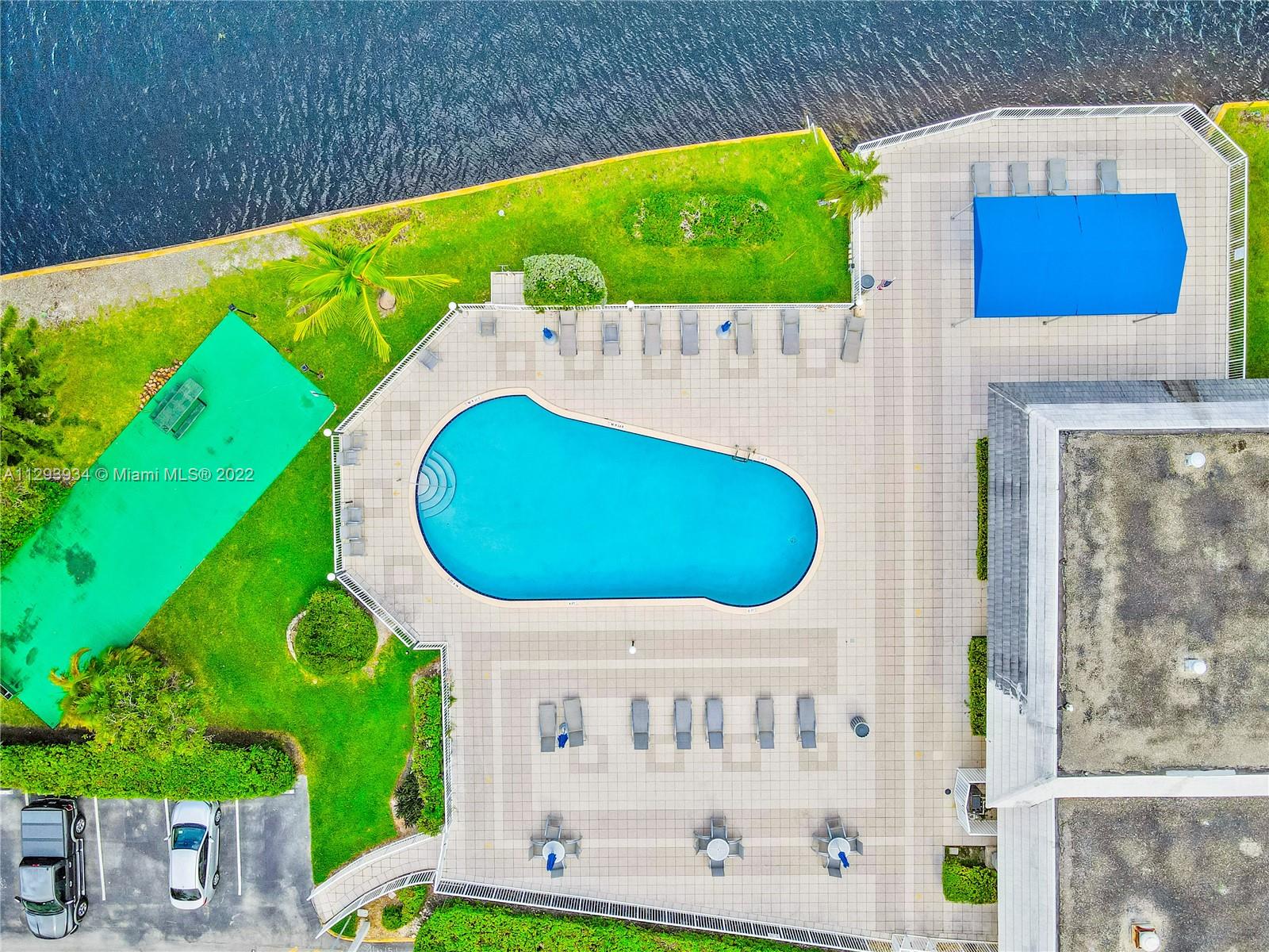 ROYAL BAHAMIAN WEST - Residential