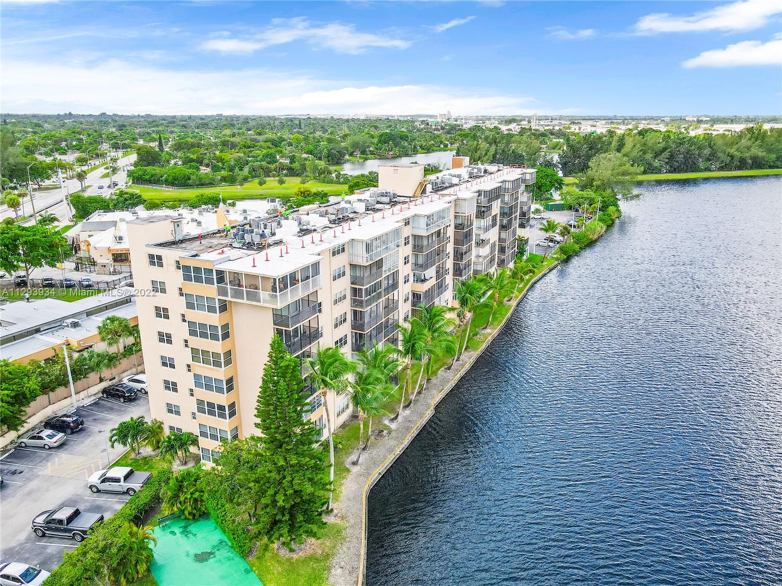 ROYAL BAHAMIAN WEST - Residential