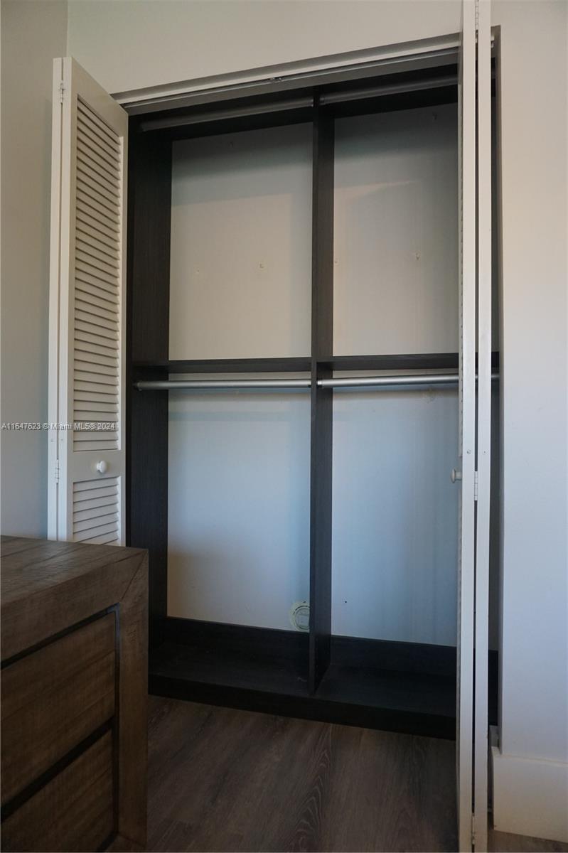 HOLLYWOOD LAKES COUNTRY CL - Residential
