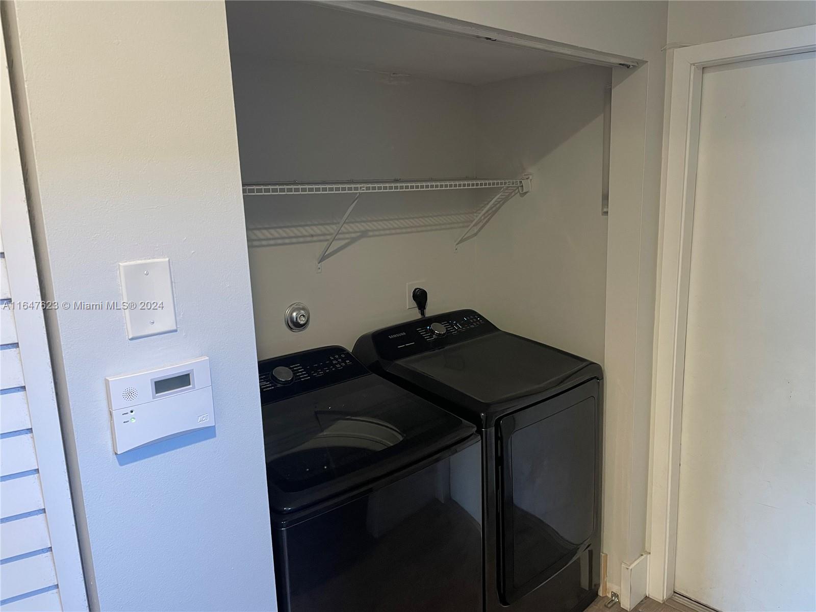 HOLLYWOOD LAKES COUNTRY CL - Residential