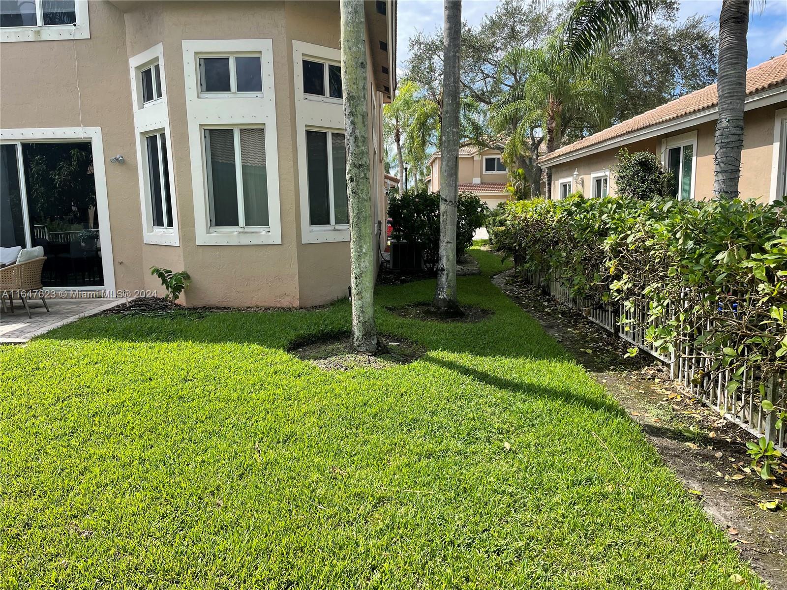 HOLLYWOOD LAKES COUNTRY CL - Residential