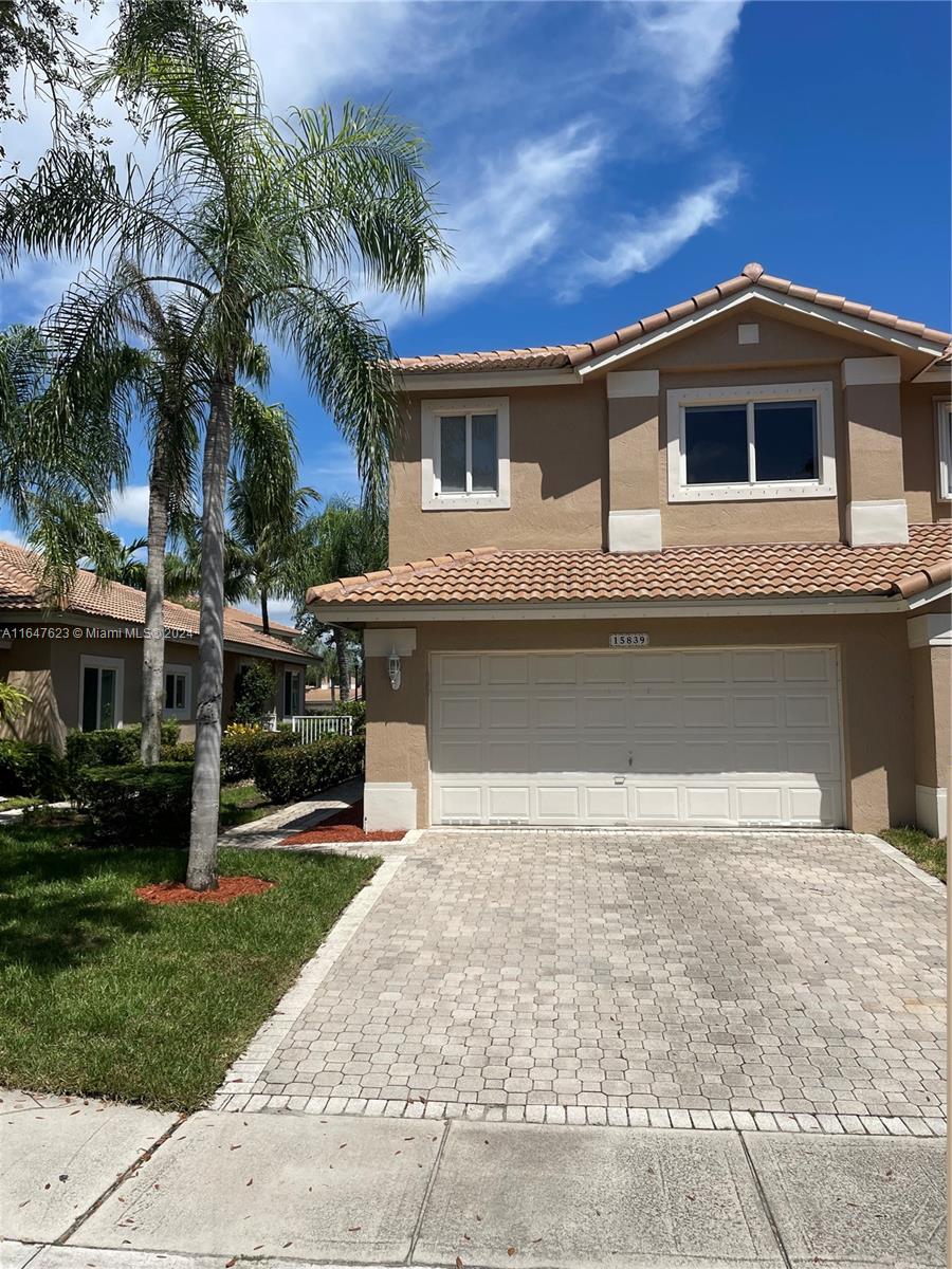 HOLLYWOOD LAKES COUNTRY CL - Residential