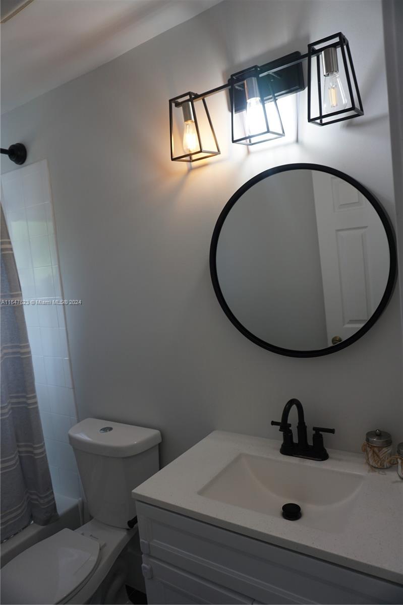 HOLLYWOOD LAKES COUNTRY CL - Residential