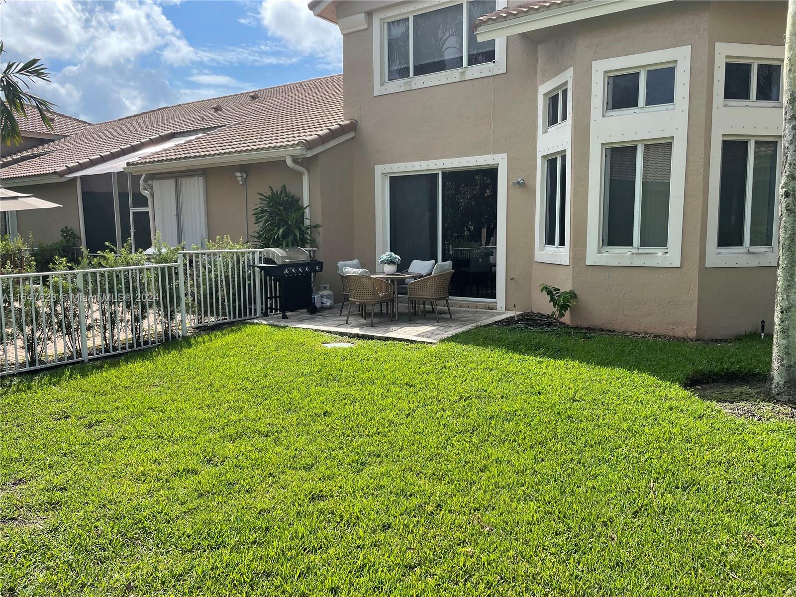 HOLLYWOOD LAKES COUNTRY CL - Residential