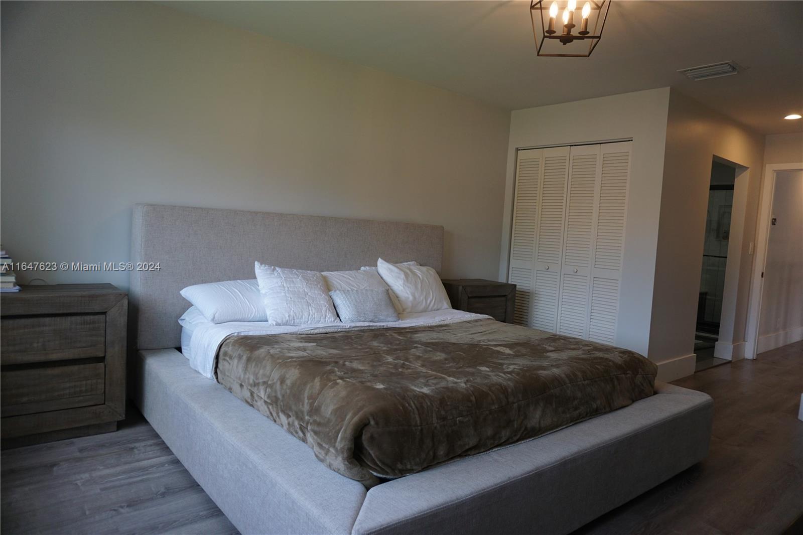 HOLLYWOOD LAKES COUNTRY CL - Residential