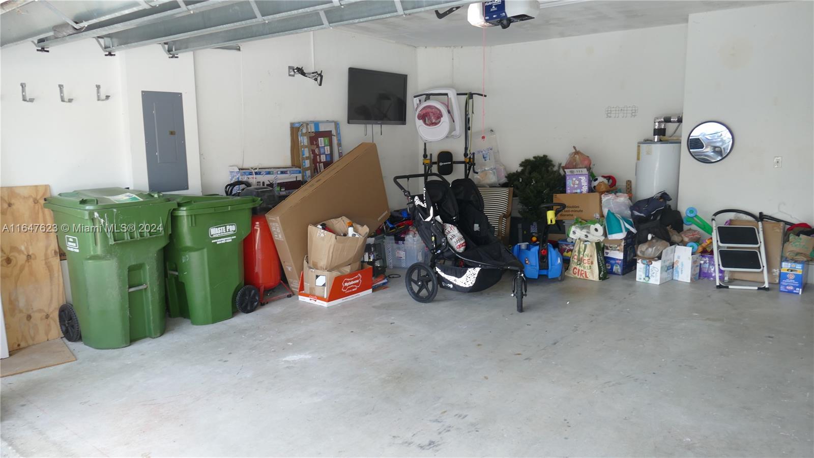 HOLLYWOOD LAKES COUNTRY CL - Residential