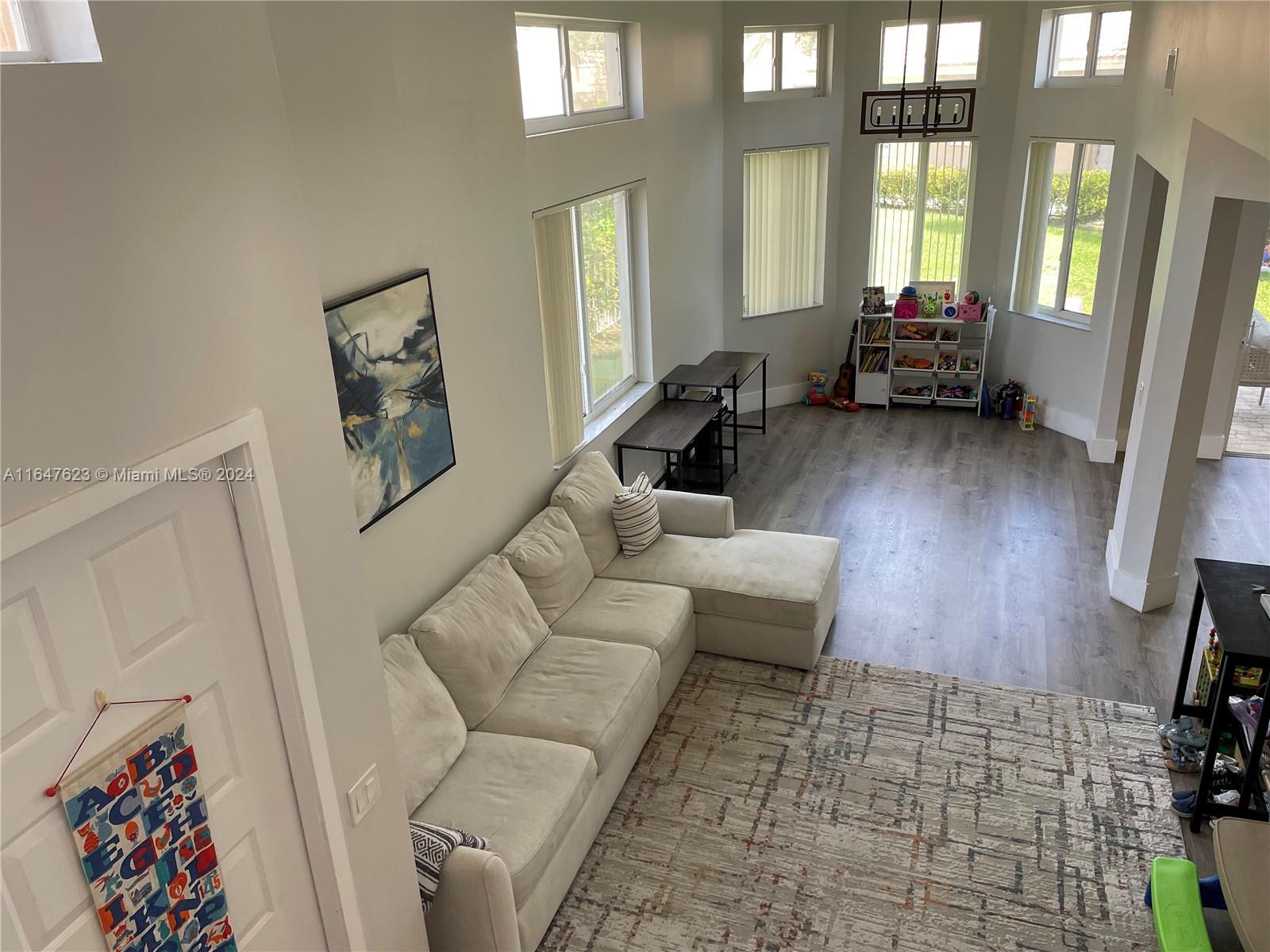HOLLYWOOD LAKES COUNTRY CL - Residential
