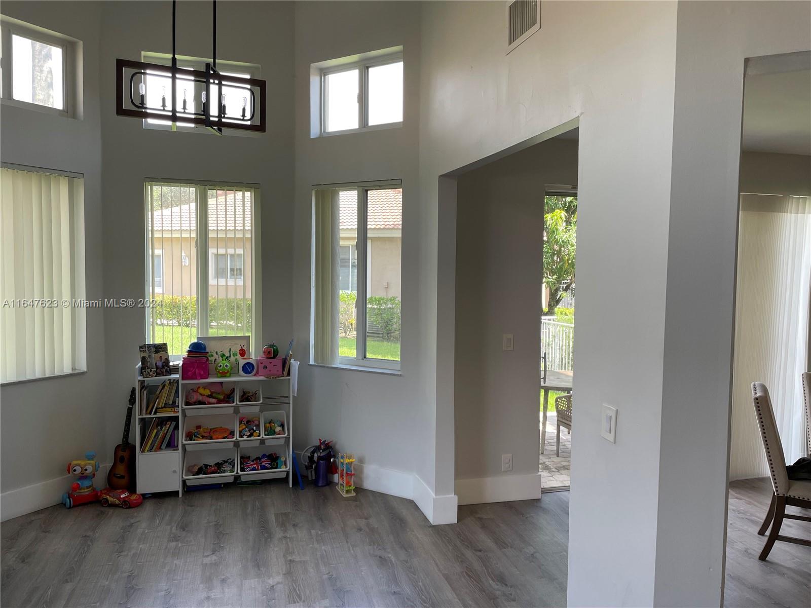 HOLLYWOOD LAKES COUNTRY CL - Residential