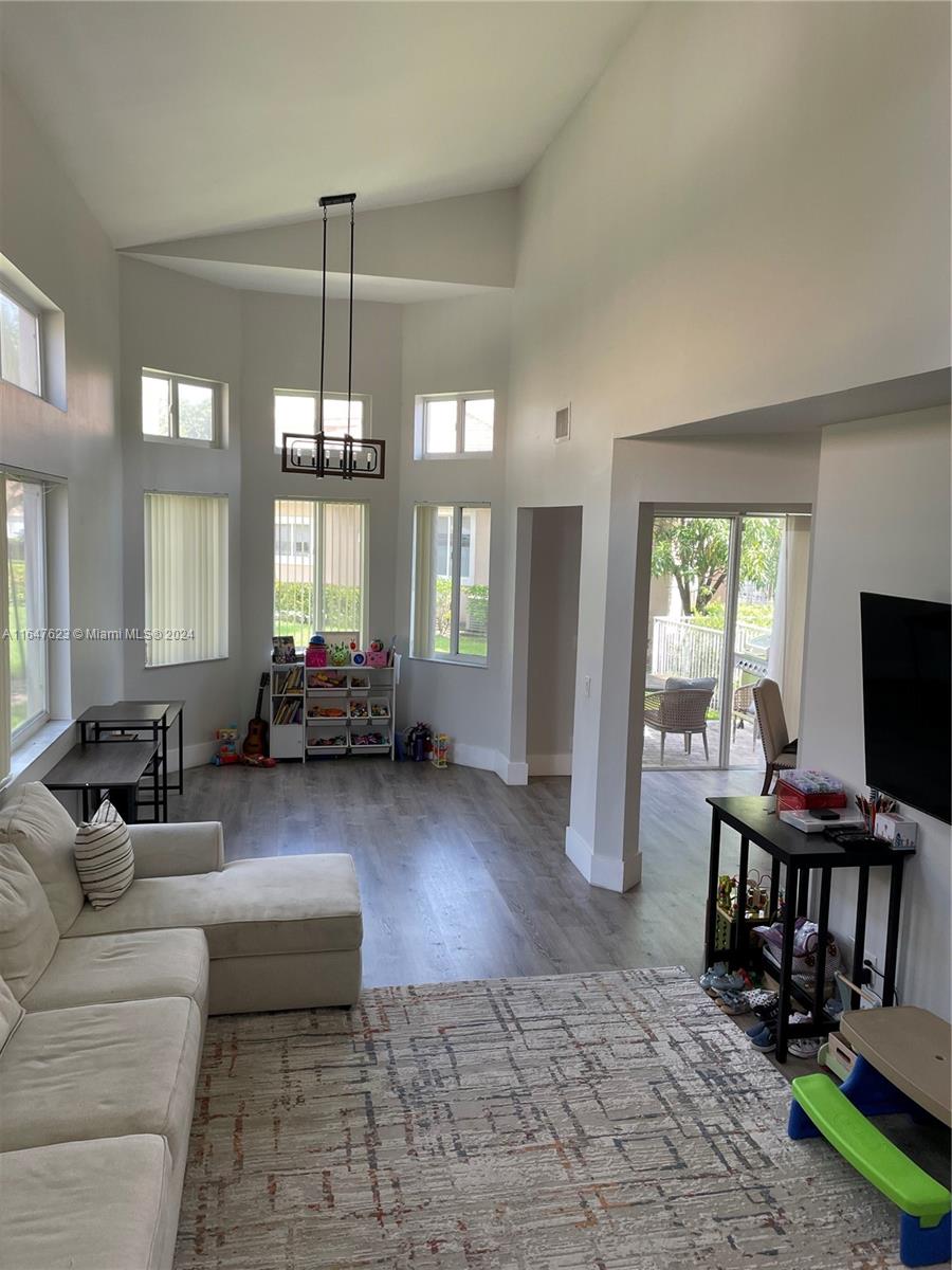 HOLLYWOOD LAKES COUNTRY CL - Residential