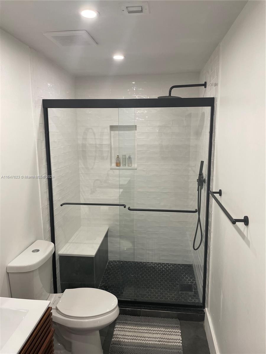 HOLLYWOOD LAKES COUNTRY CL - Residential