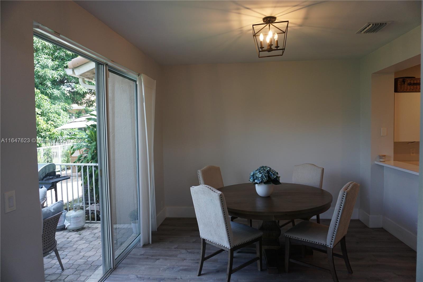 HOLLYWOOD LAKES COUNTRY CL - Residential