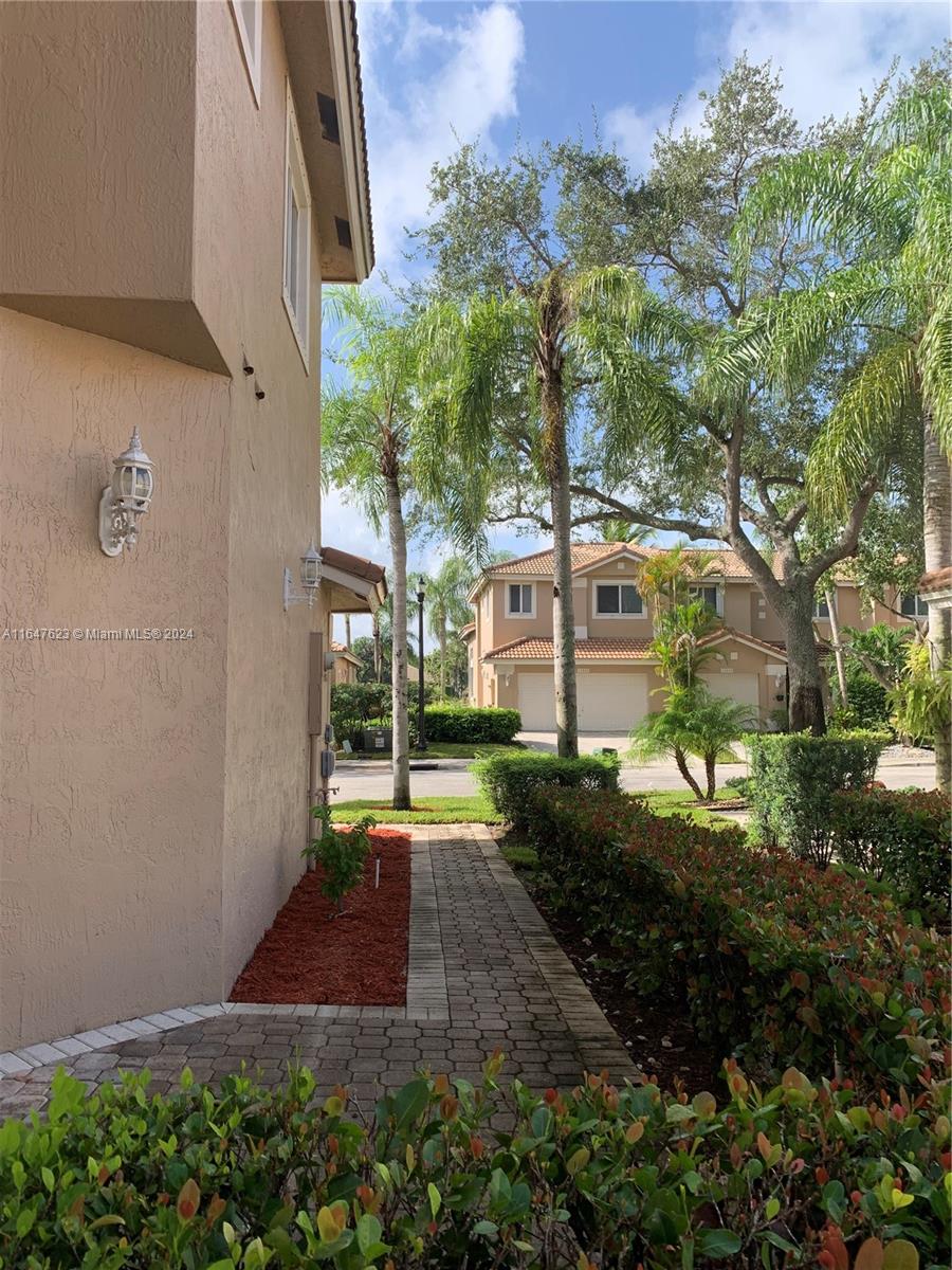 HOLLYWOOD LAKES COUNTRY CL - Residential