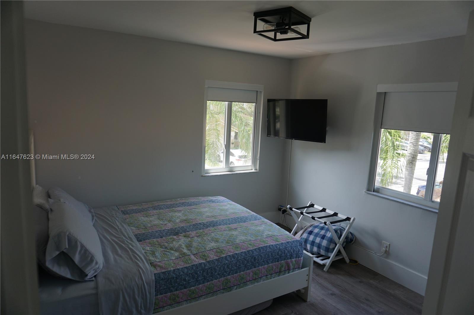 HOLLYWOOD LAKES COUNTRY CL - Residential