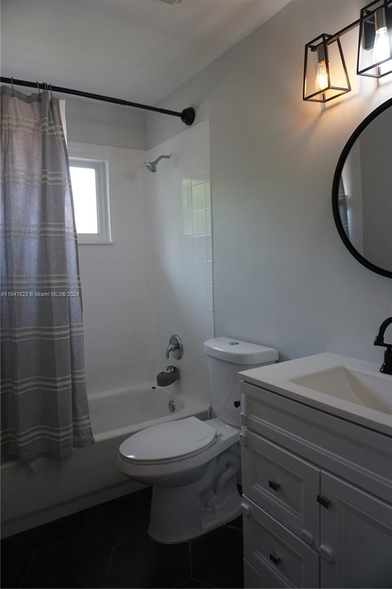 HOLLYWOOD LAKES COUNTRY CL - Residential