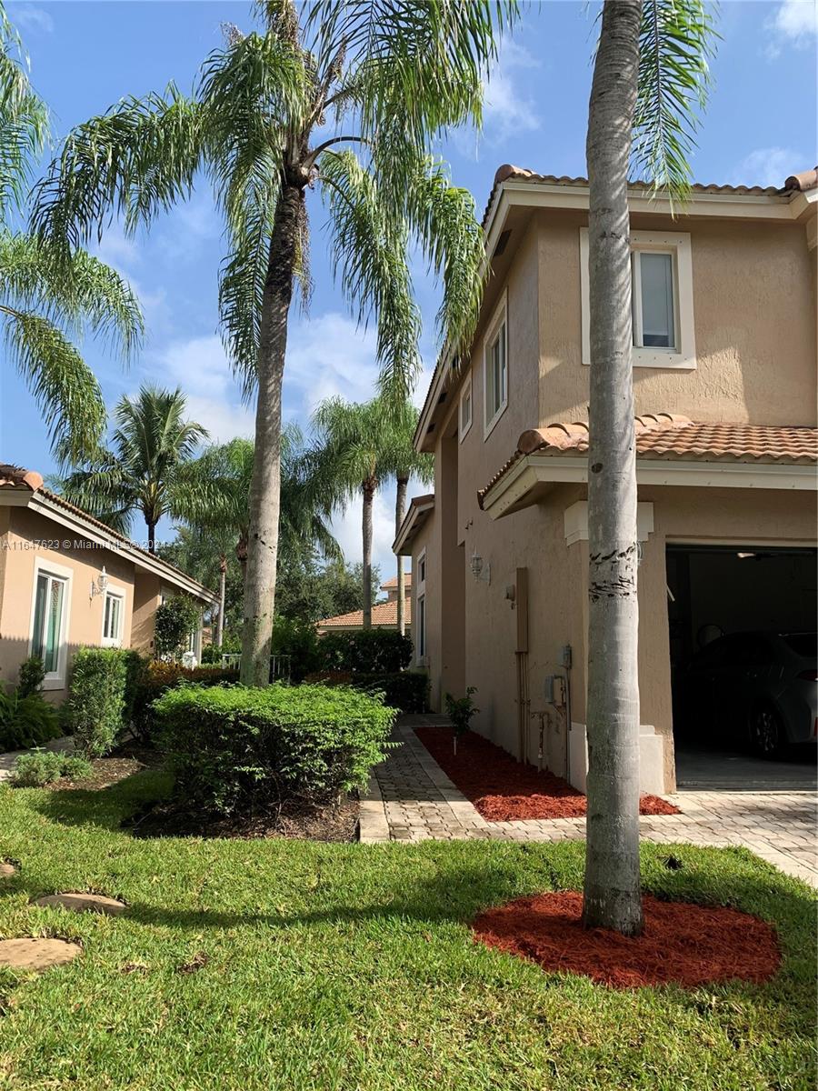 HOLLYWOOD LAKES COUNTRY CL - Residential