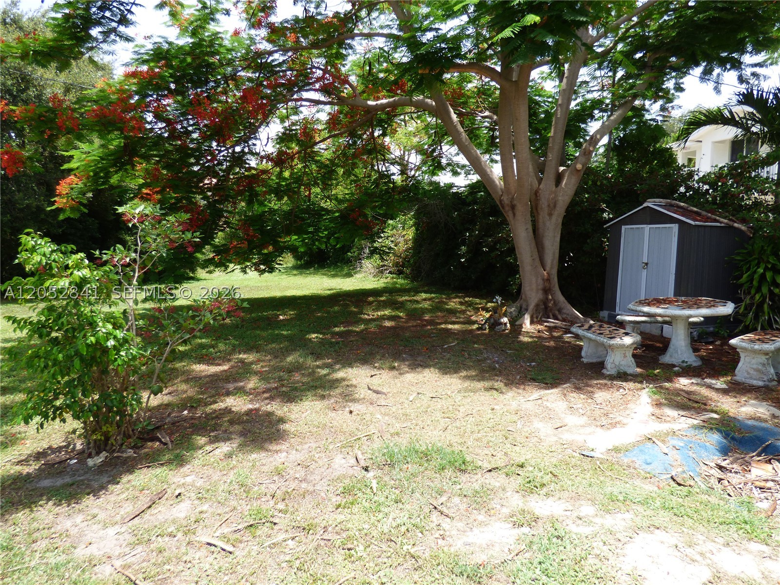 HOLLYWOOD LITTLE RANCHES - Residential Lease