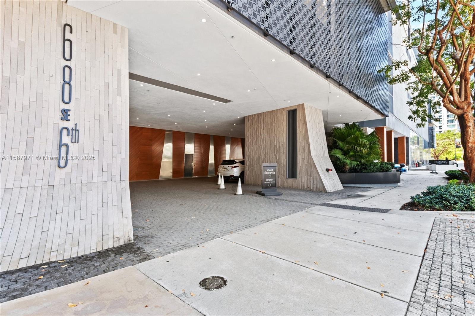 REACH CONDO - Residential