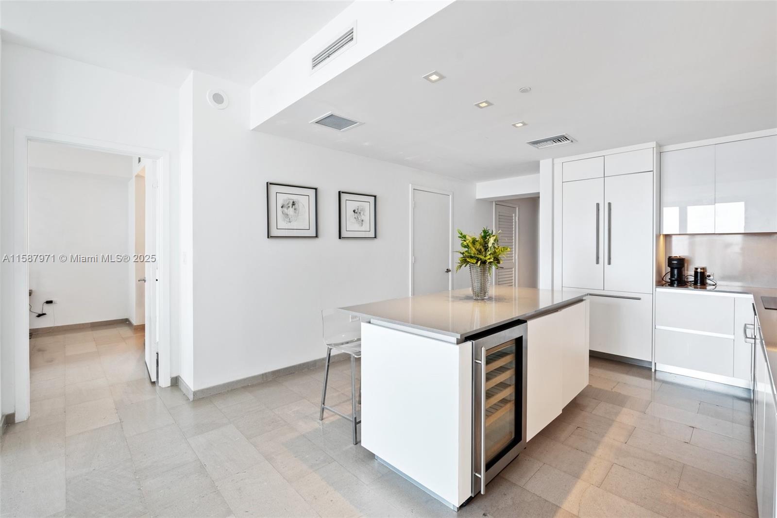 REACH CONDO - Residential