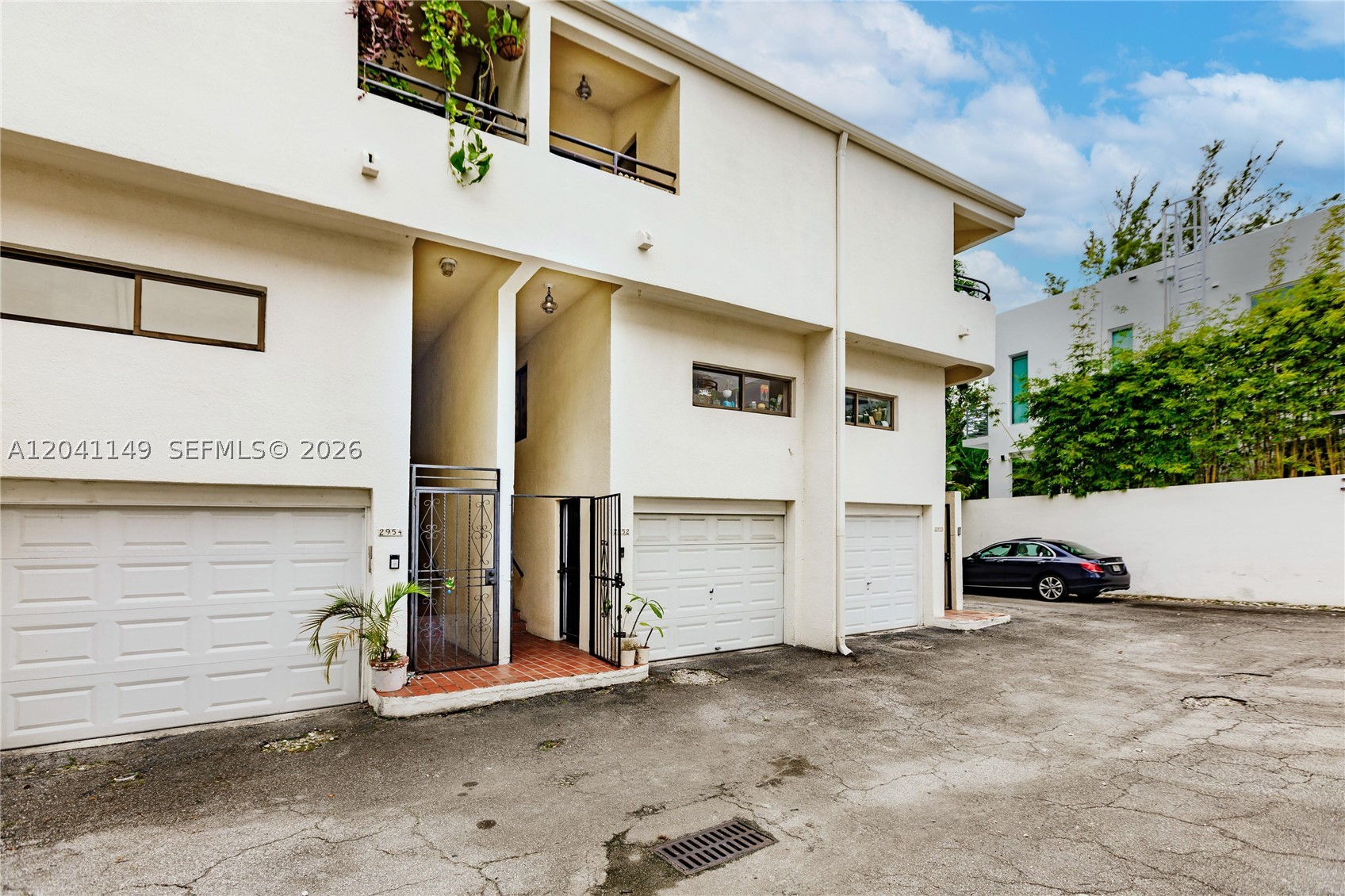 BIRDGROVE TOWNHOUSES COND - Residential