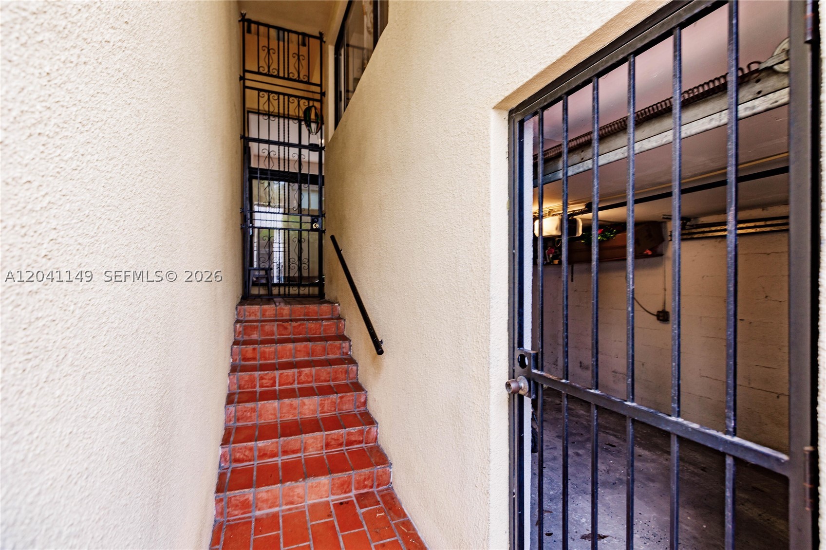 BIRDGROVE TOWNHOUSES COND - Residential