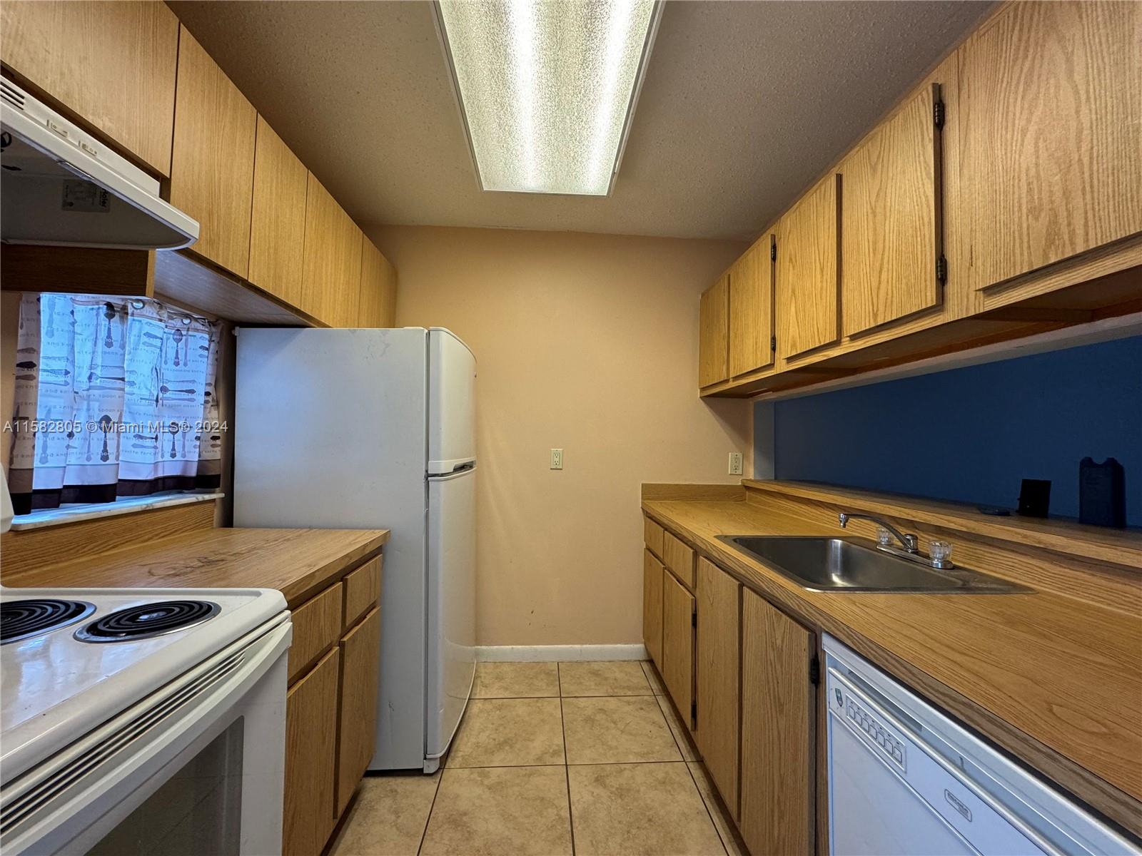 LAKESHORE AT UNIVERSITY P - Residential