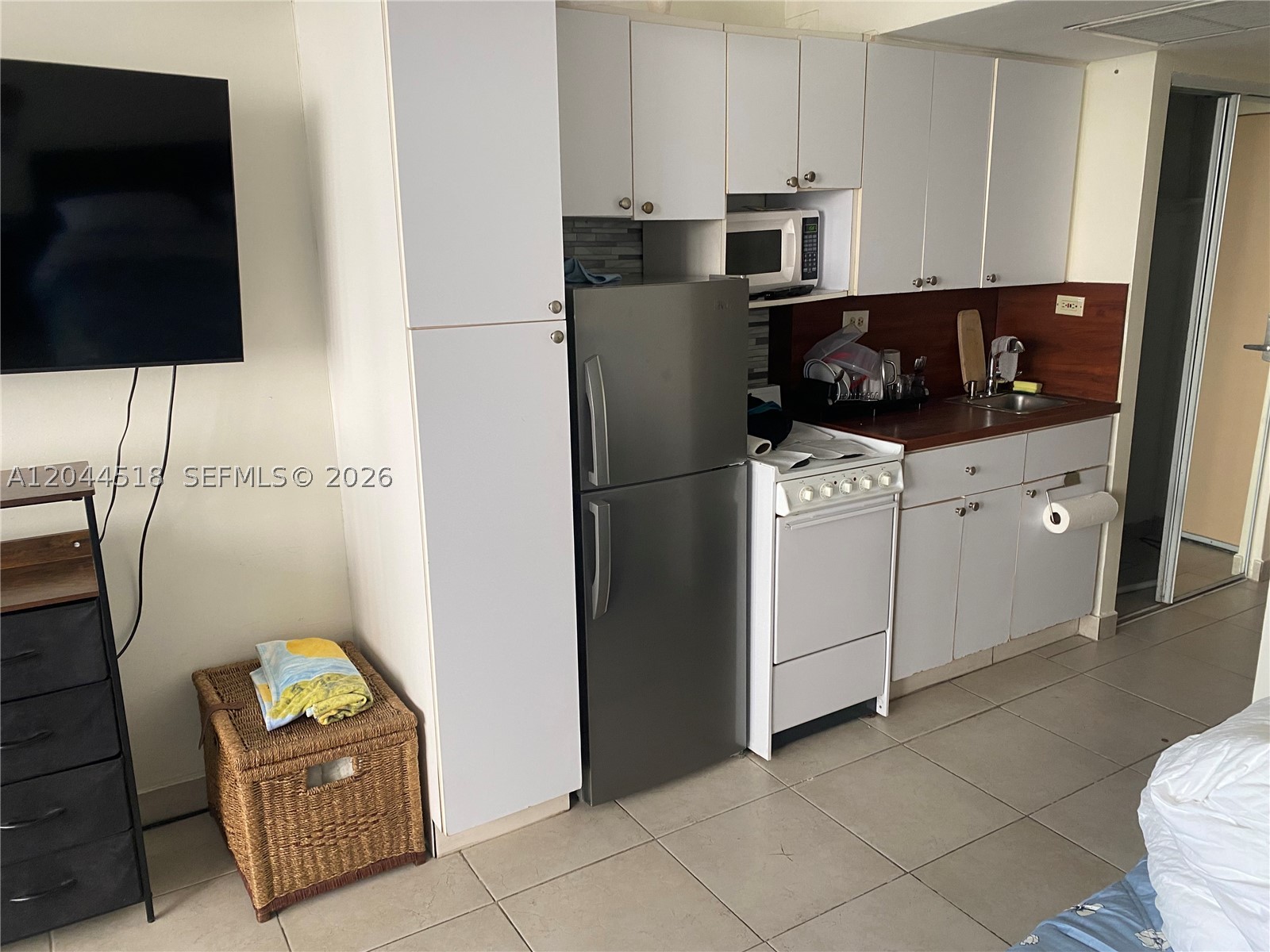 THE AVENTURA BEACH CLUB C - Residential Lease