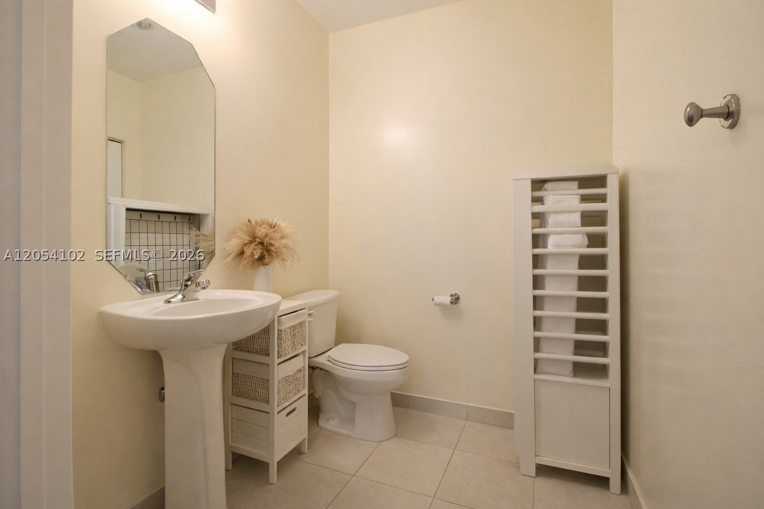 HOLLYWOOD STATION RES CON - Residential Lease