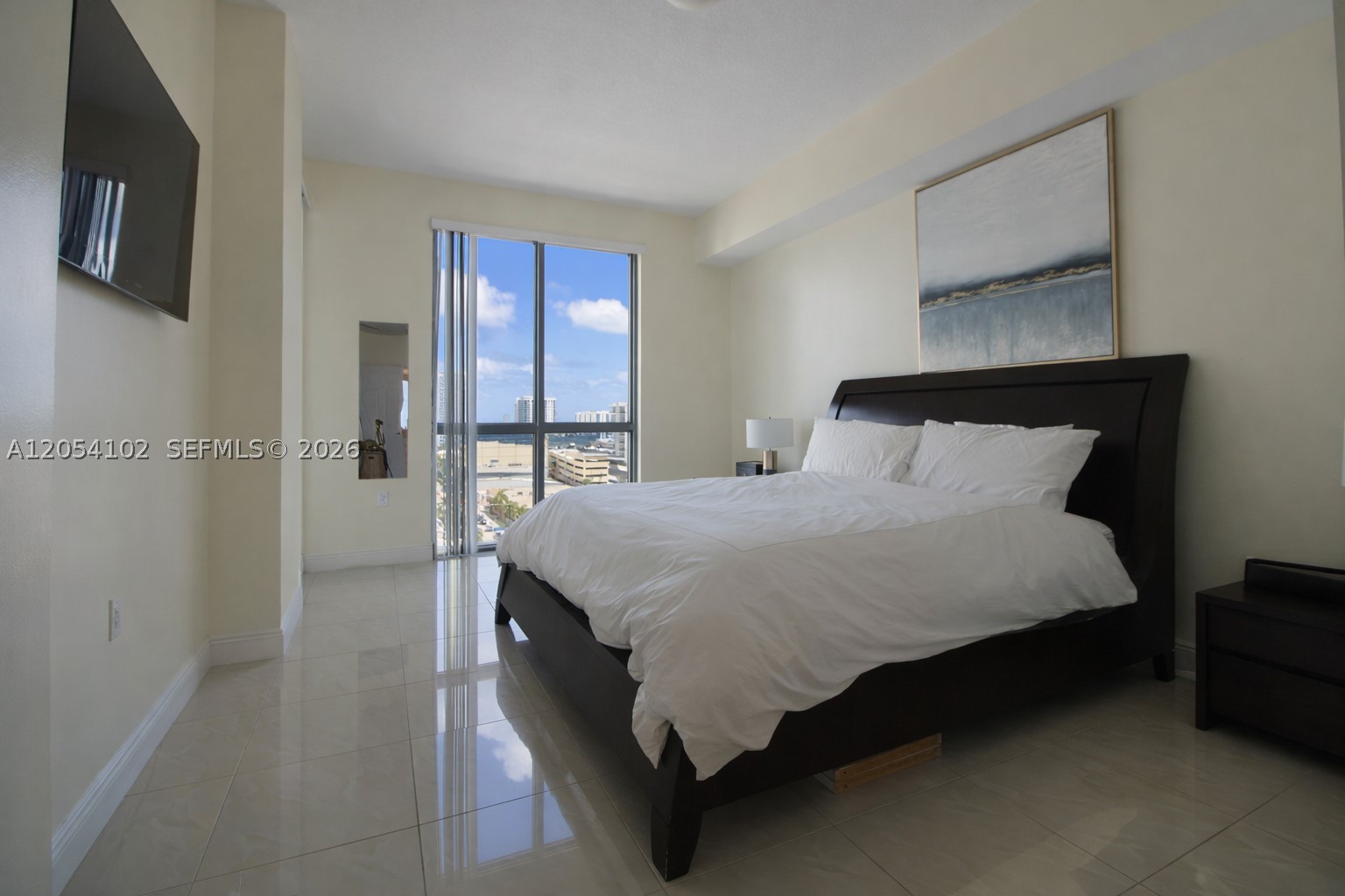 HOLLYWOOD STATION RES CON - Residential Lease