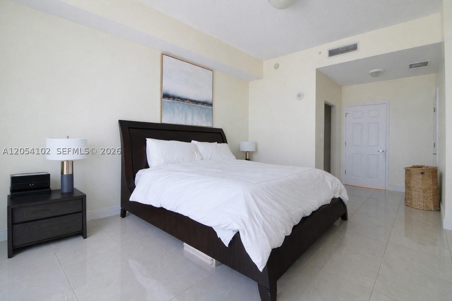 HOLLYWOOD STATION RES CON - Residential Lease