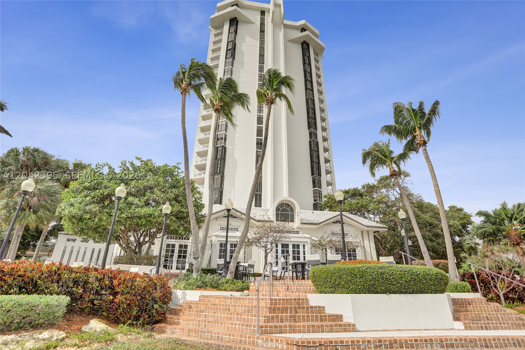 TOWERS OF QUAYSIDE CONDO - Residential
