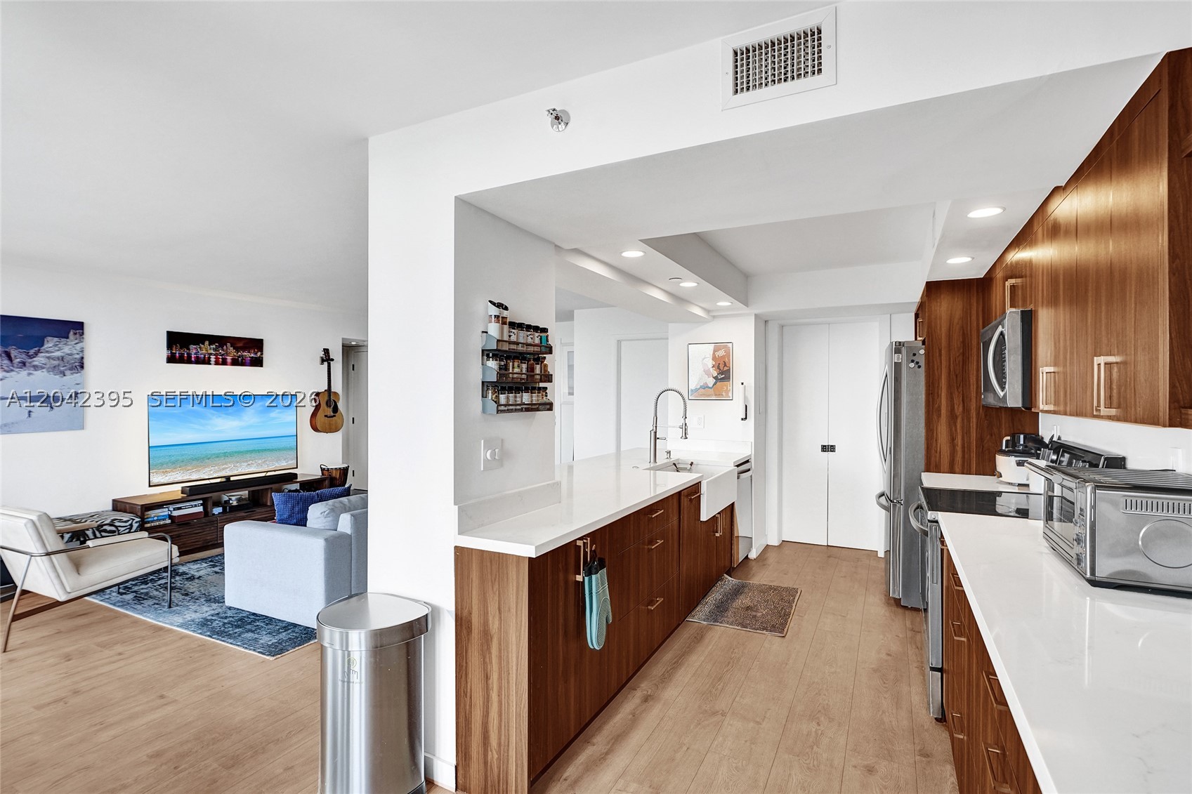 TOWERS OF QUAYSIDE CONDO - Residential