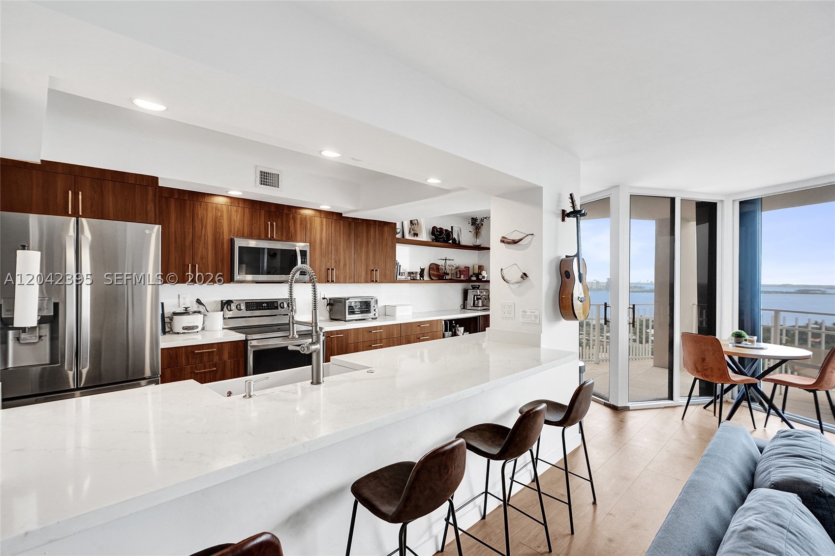 TOWERS OF QUAYSIDE CONDO - Residential