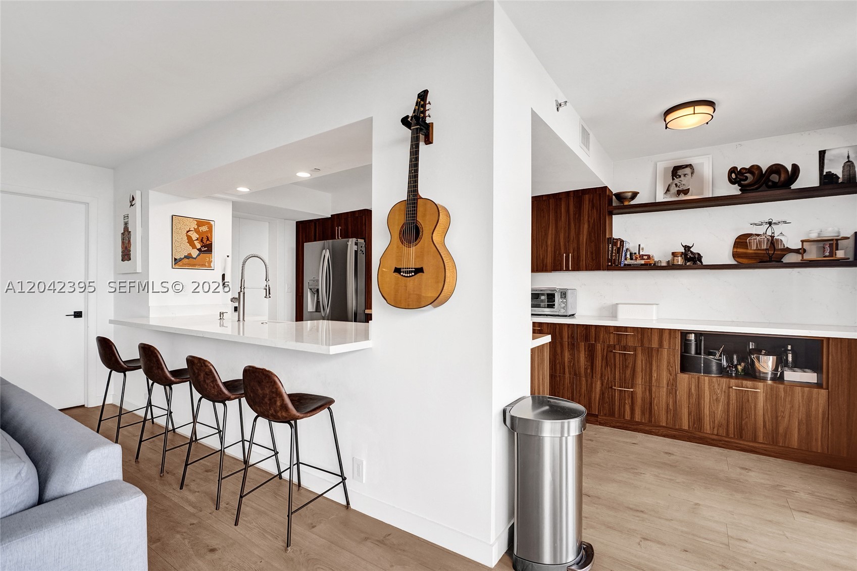 TOWERS OF QUAYSIDE CONDO - Residential