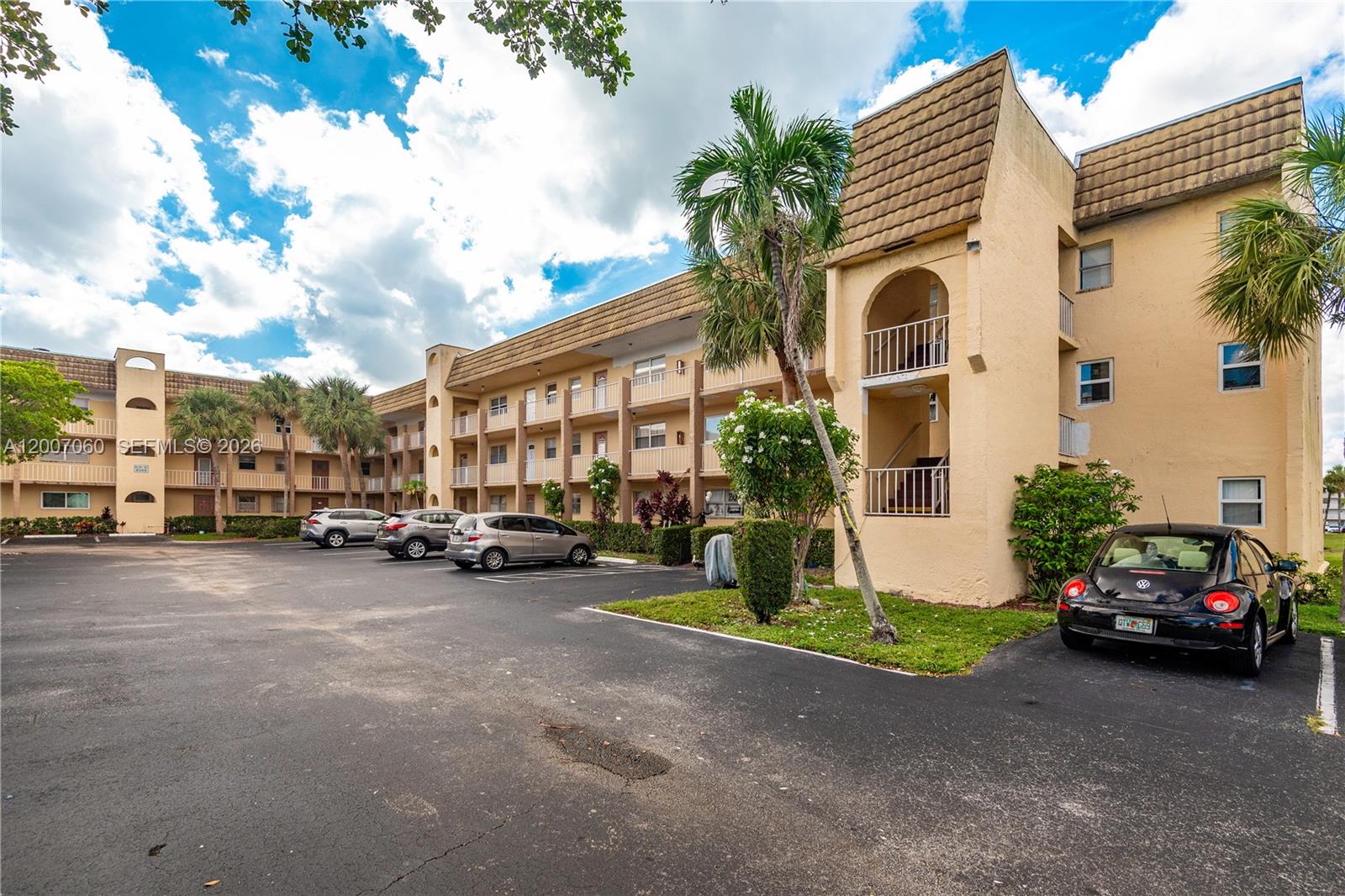 Great2 bedroom 2 bathroom  condo located in an  active community.
Beautiful view overlooking the lake from the enclosed balcony. Spacious rooms with walk in closets.
The community offers pool, tennis courts, clubhouse,laundry room,elevator. The maintenance includes: water garbage sewage, cable, internet, building insurance,roof. Convenient location! close to major highways,hospitals,shopping and grocery stores.