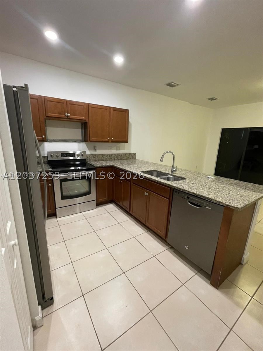 COCO PALM ESTATES - Residential Lease