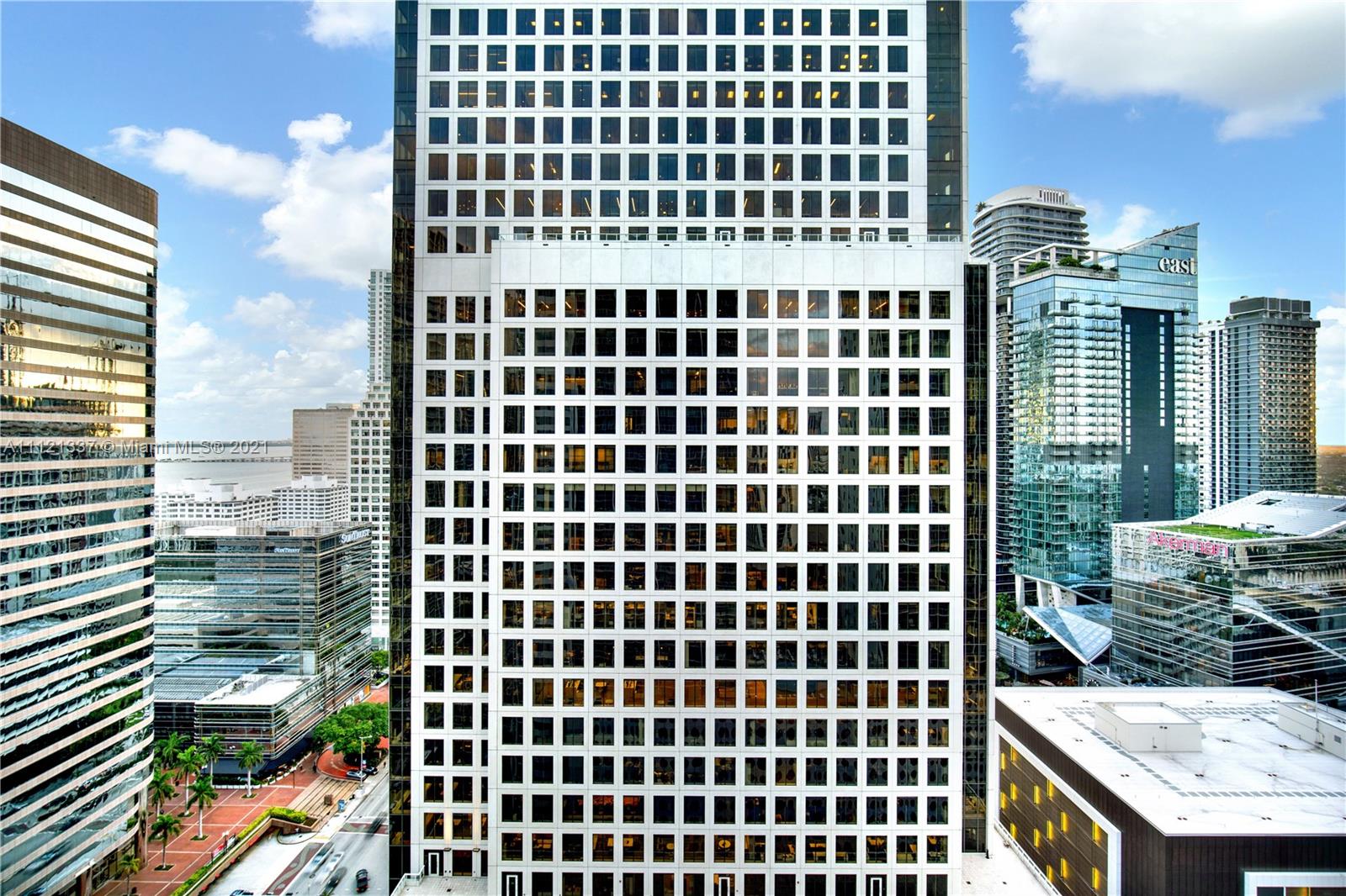500 Brickell East Tower. This apartment is for YOU!! This condo in the heart of Brickell has one bedroom with walk in closet and spa bath. The building count with amenities like rooftop, fitness center, spa, clubroom, security 24 hours. Don’t miss this opportunity.