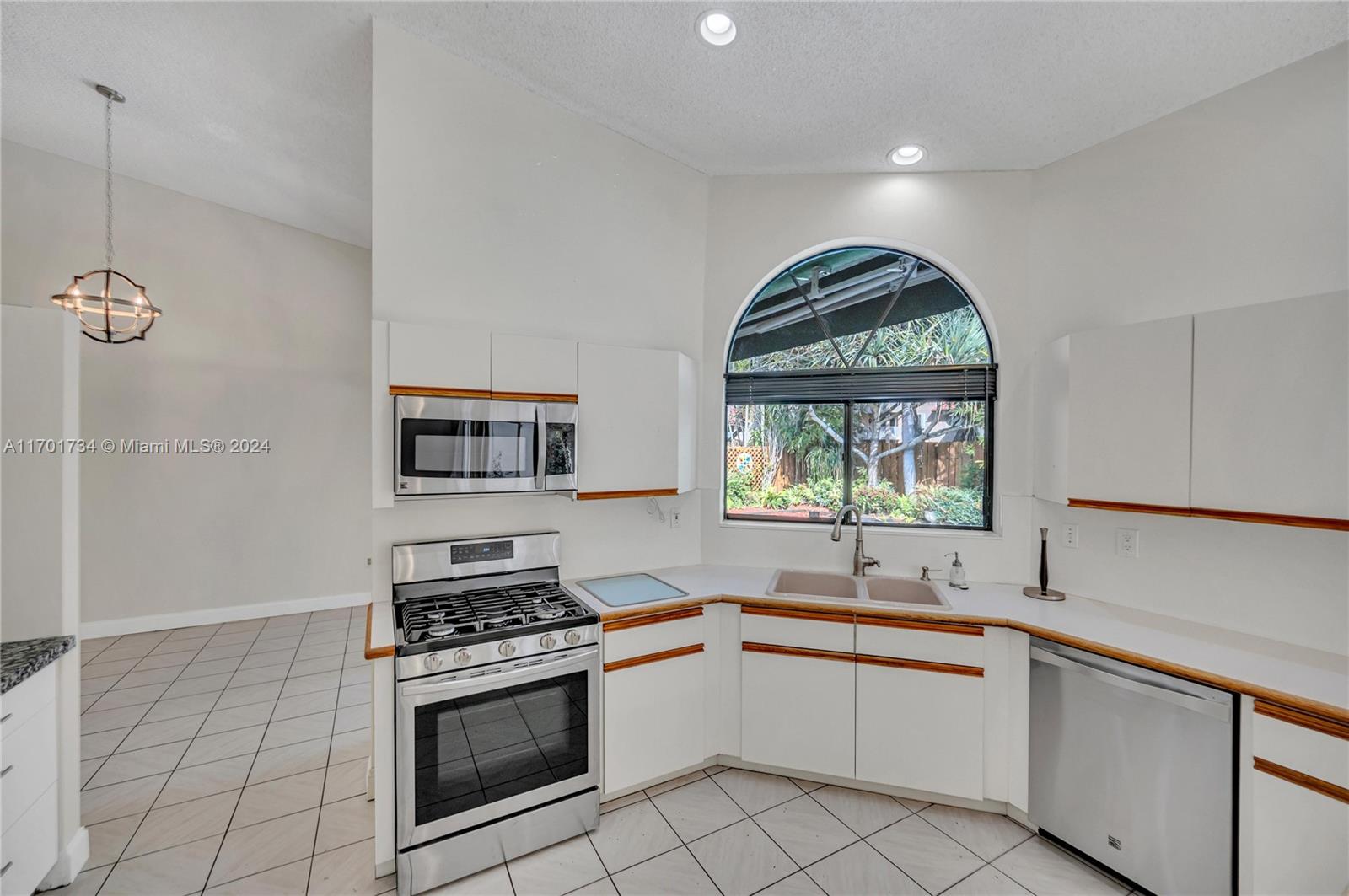 OAKWOOD AT THE HAMMOCKS - Residential Lease