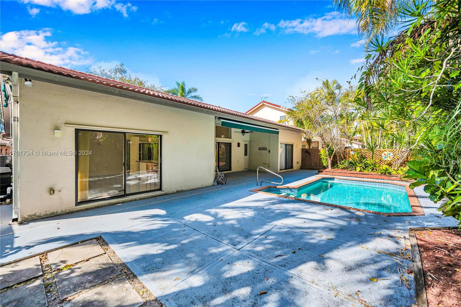 OAKWOOD AT THE HAMMOCKS - Residential Lease