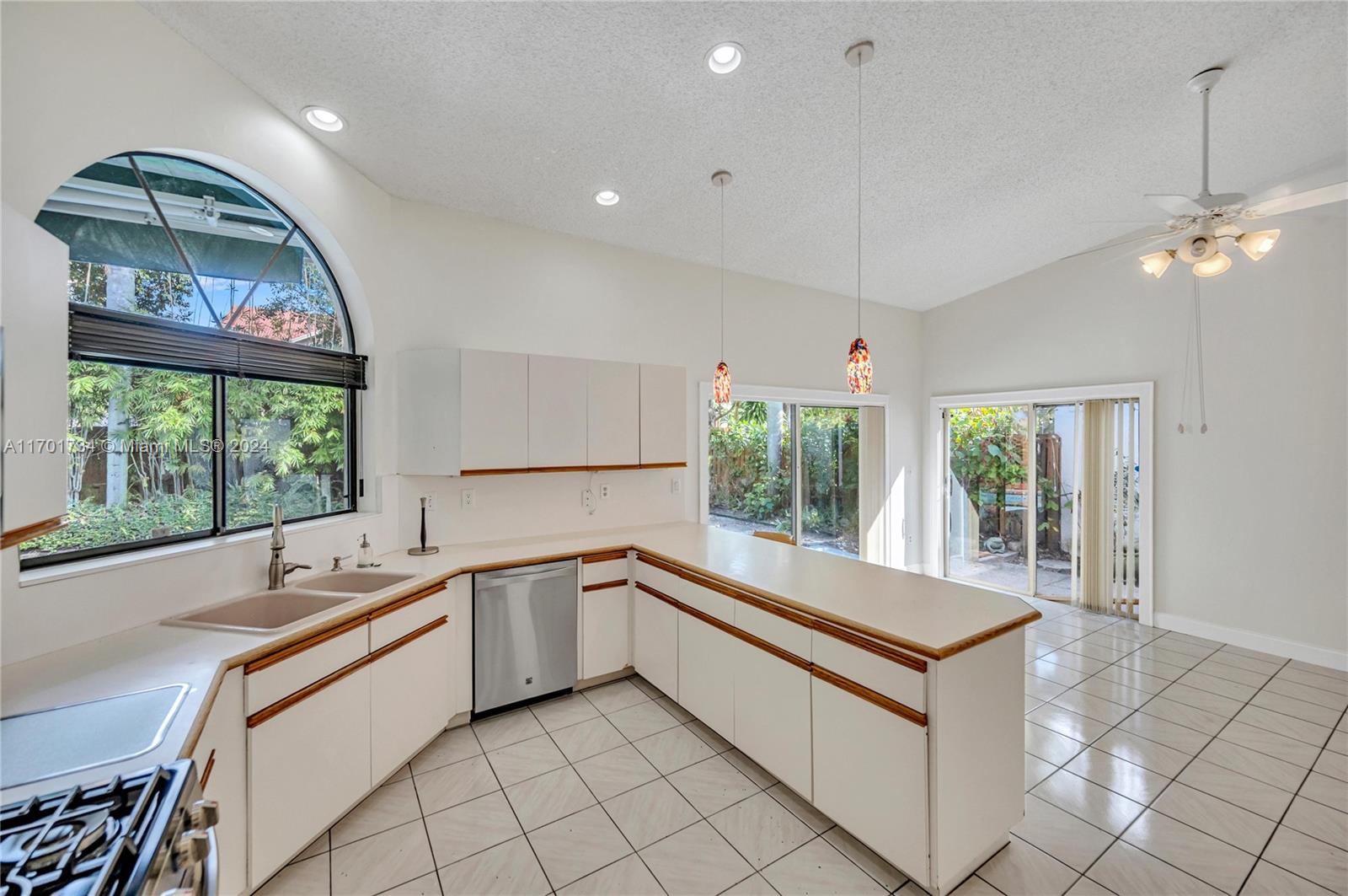 OAKWOOD AT THE HAMMOCKS - Residential Lease
