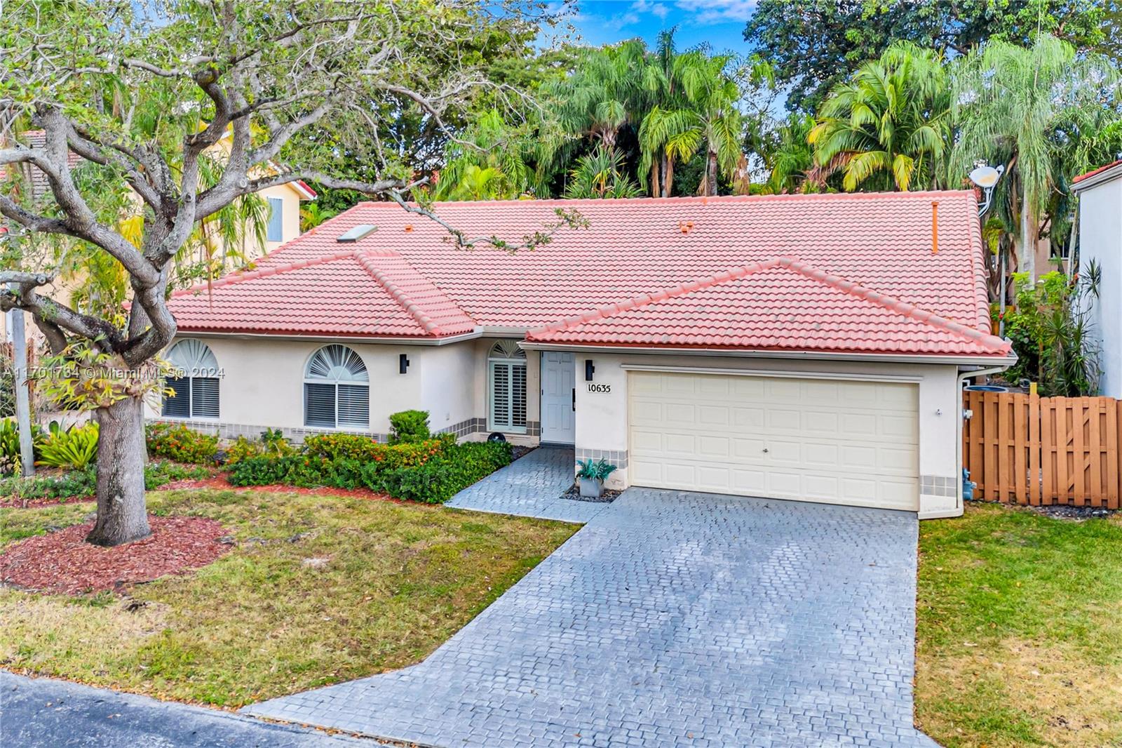 OAKWOOD AT THE HAMMOCKS - Residential Lease