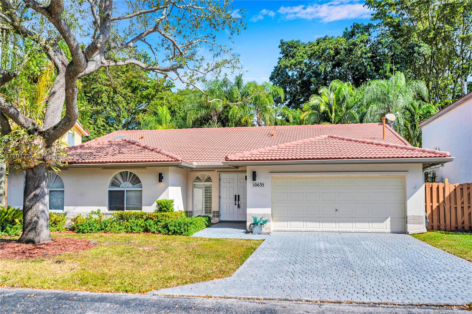 OAKWOOD AT THE HAMMOCKS - Residential Lease