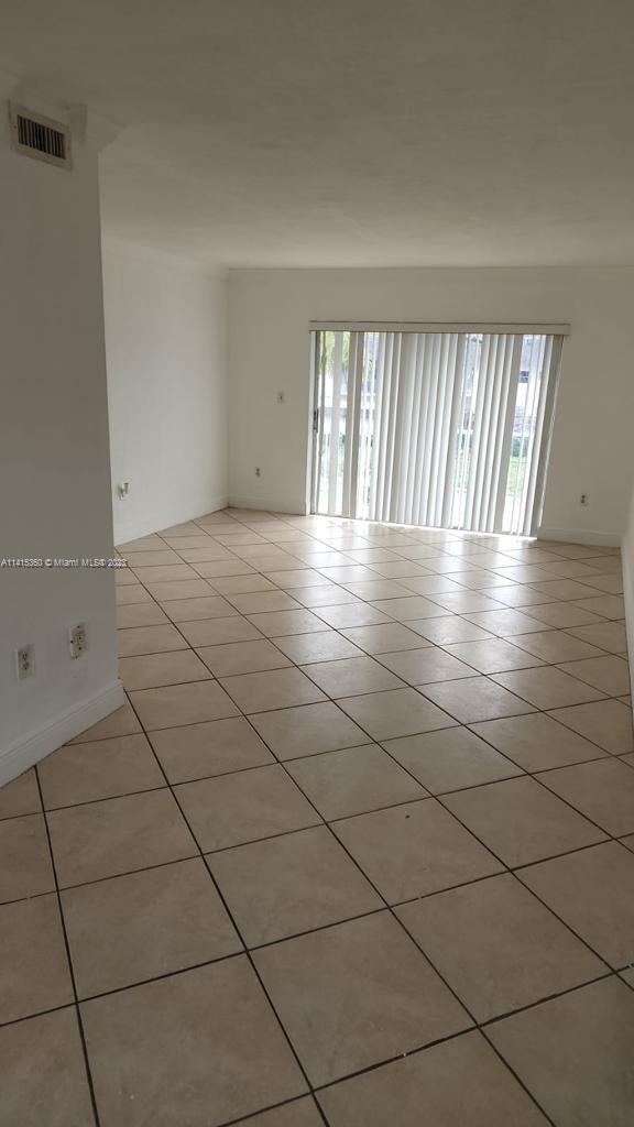 2 bedrooms 1 bathroom condo. 866 Sq.Ft. Great Location.