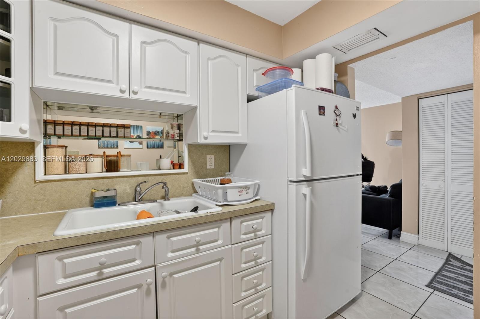 INTERNATIONAL PARK CONDO - Residential