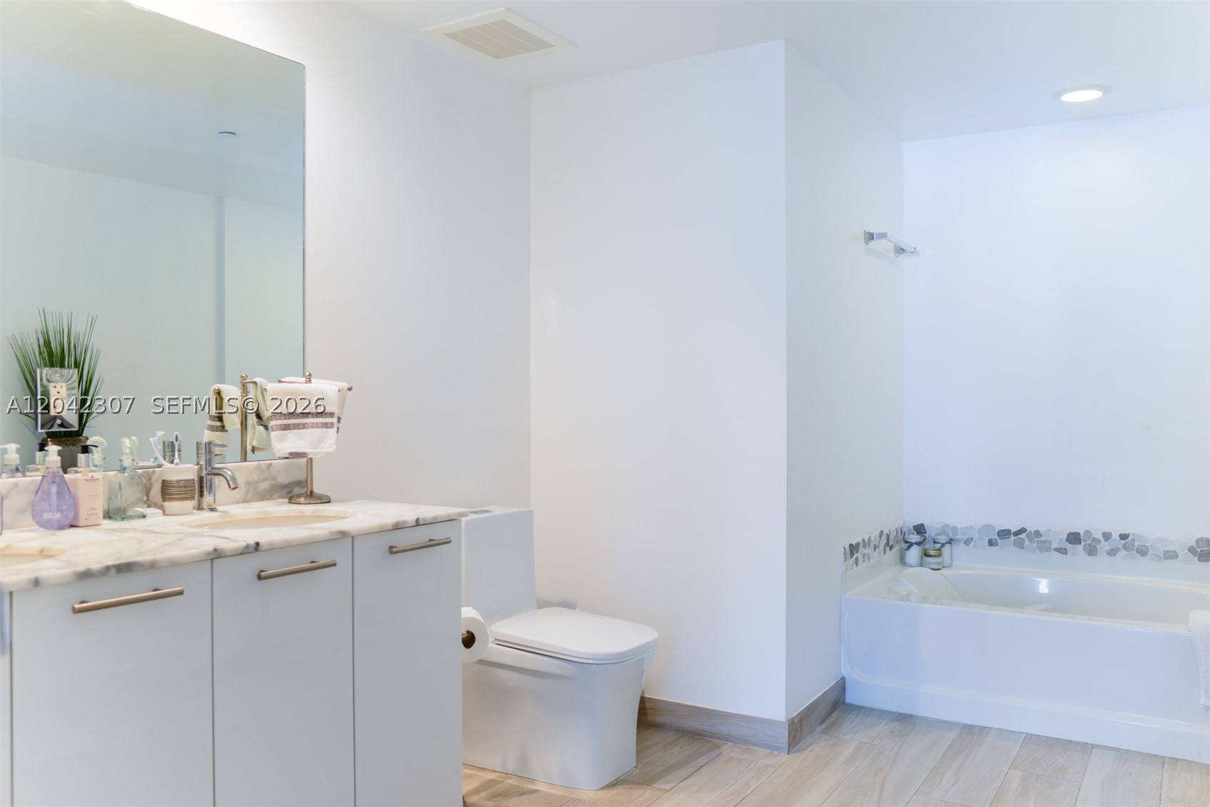 THE PLAZA 851 BRICKELL CO - Residential Lease