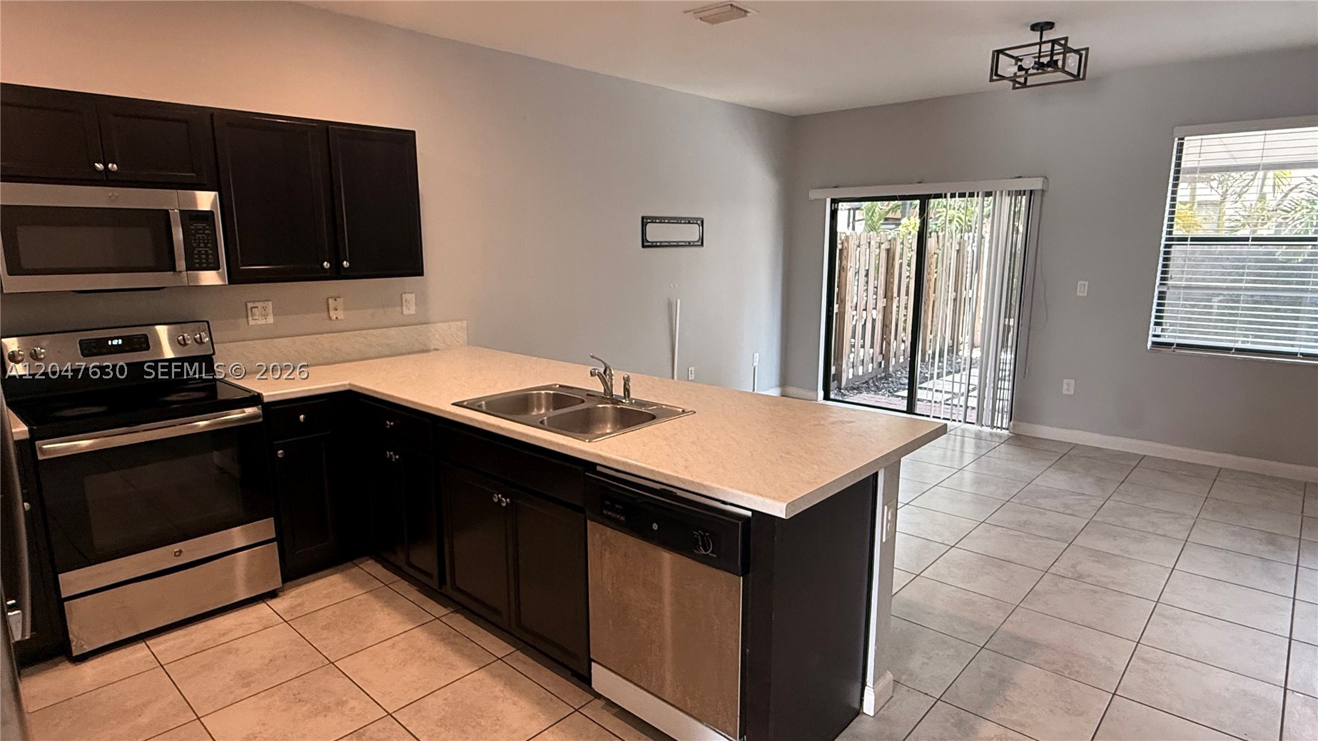 COCO PALM ESTATES - Residential Lease