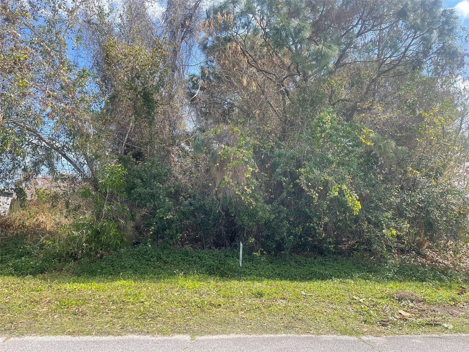Perfect site to build your dream home. Conveniently located east of US 1 just off SE Tiffany Ave. In close proximity to shopping, dining, beaches, hospital and the civic center. Close to Green River Pkwy and Savanna Preserve State