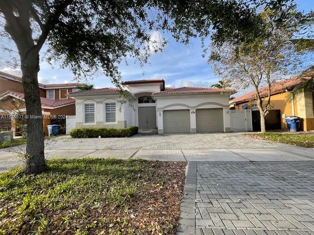 2 BEDROOM 2 BATH HOME W/ 2 CAR GARAGE AND BACKYARD.  SPLIT BEDROOM.  EXCELLENT LOCATION.  CLOSE TO I-75 AND TURNPIKE.