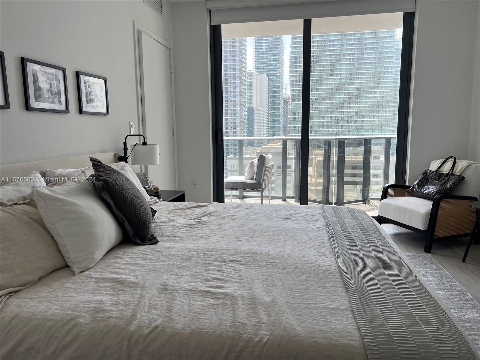 Amazing 1 bd 2 bath + den in the heart of Brickell. The unit is in impecable conditions. 5 star hotel amenities with beautiful views. Won't Last!  PRICED TO SELL!! Featuring European cabinetry, high end appliances and a large sized balcony. LEASED until November 2026 $3600