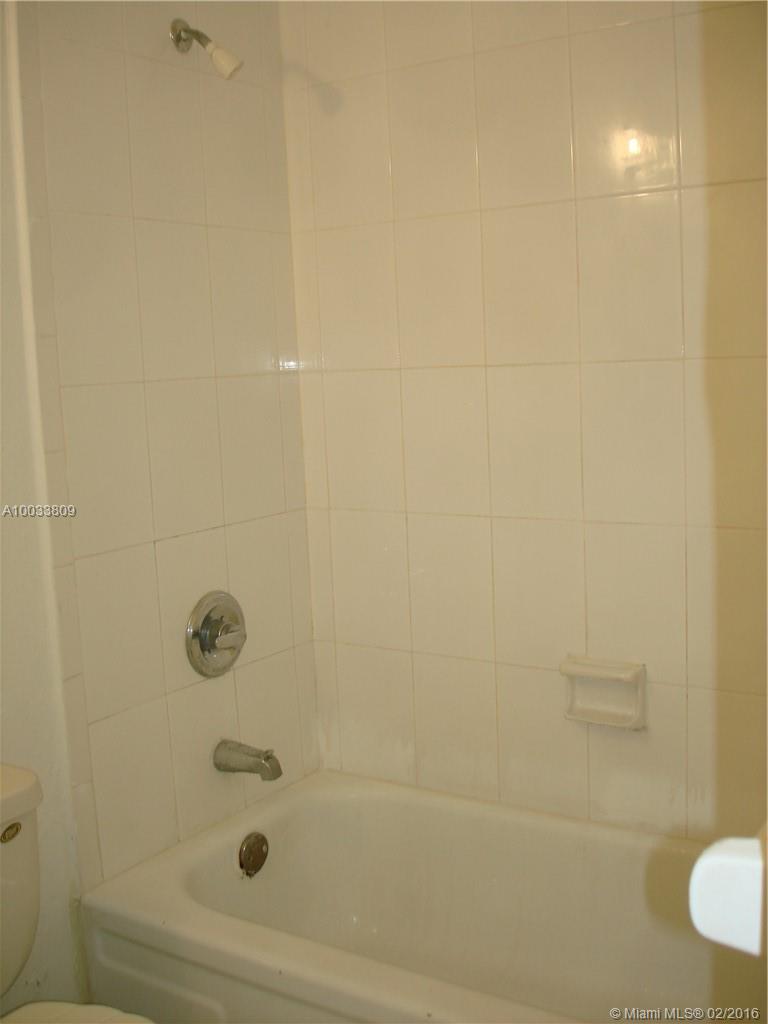 Lakeside Condo At Lauderd - Residential Lease